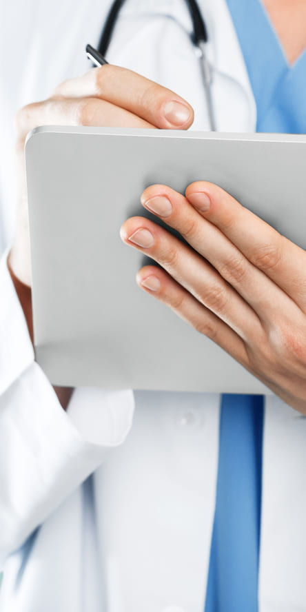 врач пишет на планшете